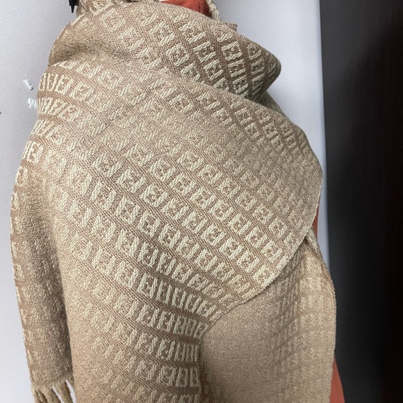 100% Authentic FENDI TAN WOOL SCARF - Picture 9 of 9